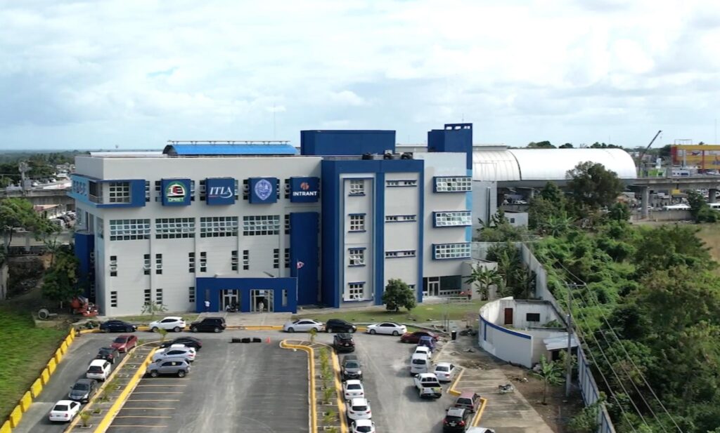 El recinto del ITLA en Villa Mella, donde se imparte el nuevo programa de Ciberseguridad, un compromiso con la educación tecnológica y el desarrollo de habilidades en alta tecnología.
