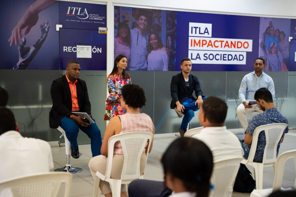 Estudiantes del Centro Educativo Alegría participan en el panel 'Transformando el Mañana' organizado por la extensión ITLA Santo Domingo Este, donde expertos comparten conocimientos sobre inteligencia artificial, tecnología y educación.