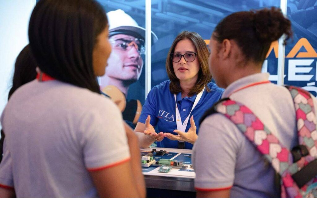 Durante el Manufacturing Summit 2025, una representante del ITLA presenta proyectos innovadores de Mecatrónica realizados por estudiantes, como parte de la participación del instituto en el evento que reúne a expertos de la industria manufacturera.