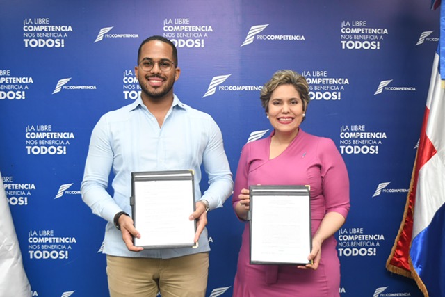 María Elena Vásquez Taveras, presidenta de Pro-Competencia, y Rafael Féliz García, rector del ITLA, sellan un convenio que permitirá a estudiantes del ITLA participar en pasantías y programas de formación en materia de competencia económica.