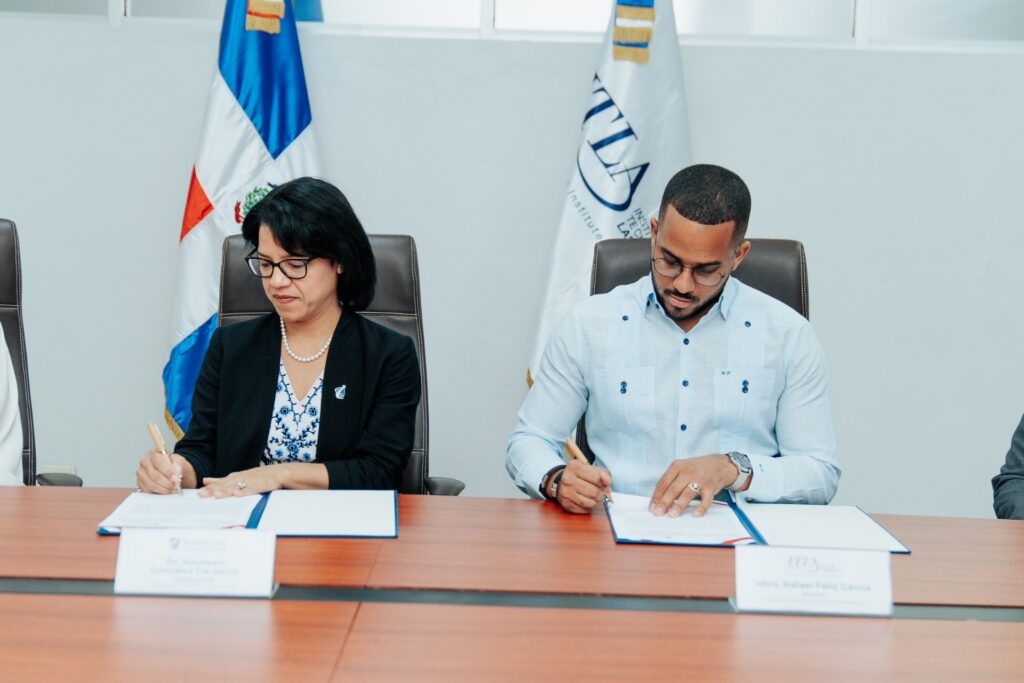 Representantes del ITLA y NECC durante la firma de un acuerdo de cooperación académica que permitirá intercambios estudiantiles y colaboración en investigación entre República Dominicana y Massachusetts.