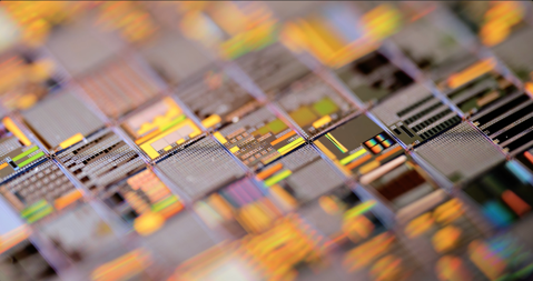 Componentes semiconductores en una placa electrónica, como los que estudiarán los futuros tecnólogos del ITLA en su nueva carrera especializada.
