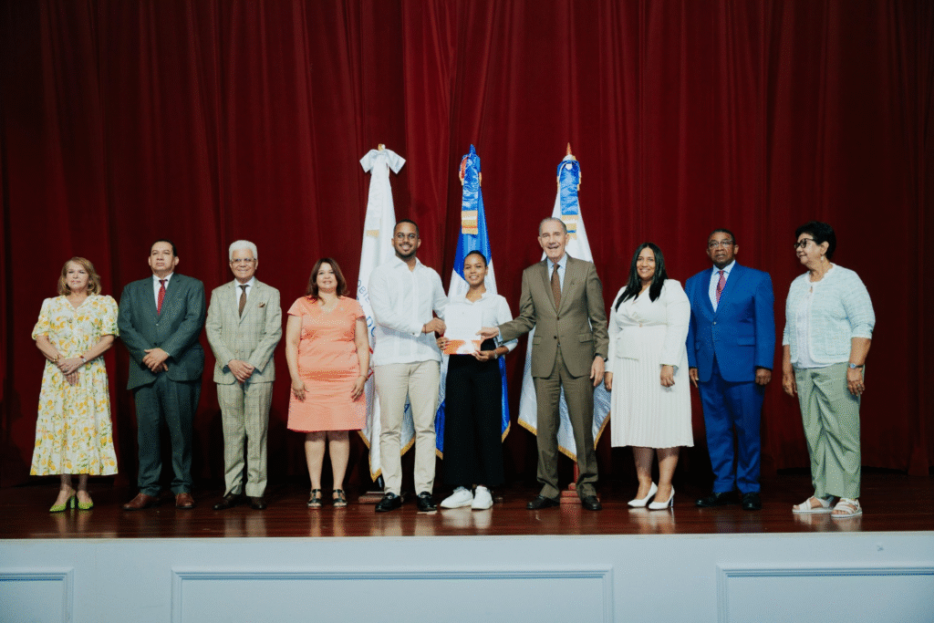 MESCyT e ITLA realizan histórica entrega de 350 becas nacionales a estudiantes en carreras STEAM