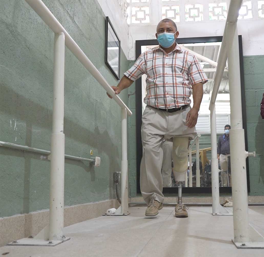 paciente caminando con una de las protesis fabricadas en ITLA