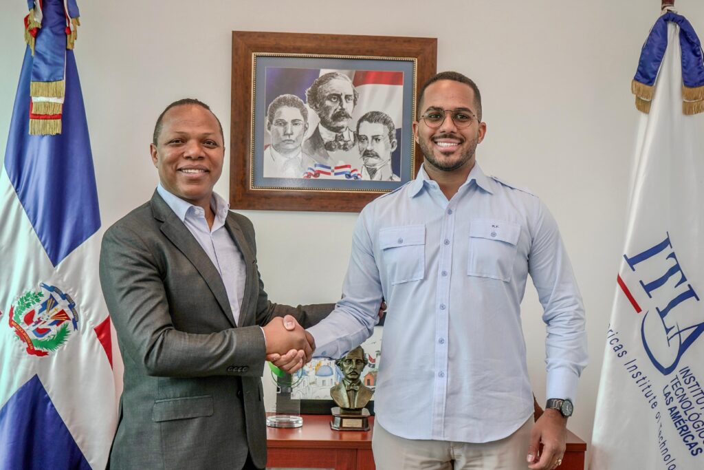 El rector del Instituto Tecnológico de las Américas (ITLA), Rafael Féliz García, recibe al director del Instituto Nacional de Transporte y Tránsito Terrestre (INTRANT), Milton Morrison, en una reunión para conformar una mesa técnica de trabajo. Durante el encuentro, ambos expresaron su compromiso de colaborar para impulsar el desarrollo de soluciones tecnológicas que mejoren el tránsito y la seguridad vial en la República Dominicana. Los proyectos de estudiantes del ITLA, enfocados en problemas de tránsito, serán evaluados como posibles soluciones a desafíos locales