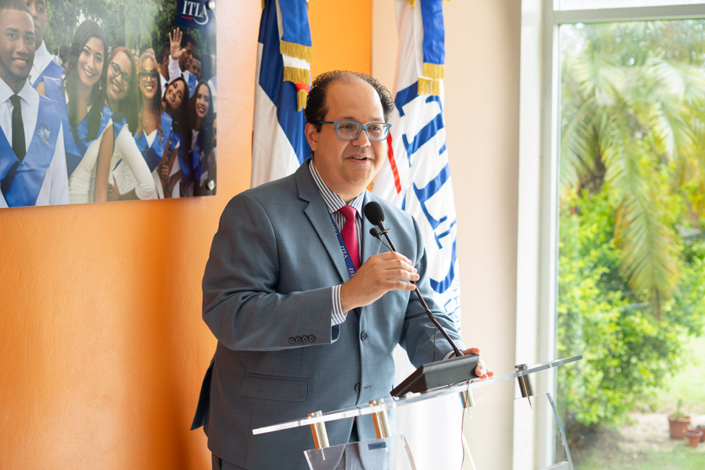 "El rector Rafael Féliz García se dirige a los 166 estudiantes residentes del Instituto Tecnológico de las Américas (ITLA) durante un encuentro inaugural. Durante la reunión, se anunciaron mejoras en las instalaciones, como la habilitación de módulos adicionales, la construcción de una cafetería y la remodelación de los espacios. Los estudiantes, como Eddyanna Arias, expresaron su gratitud por el compromiso institucional en crear un entorno académico digno y de bienestar."