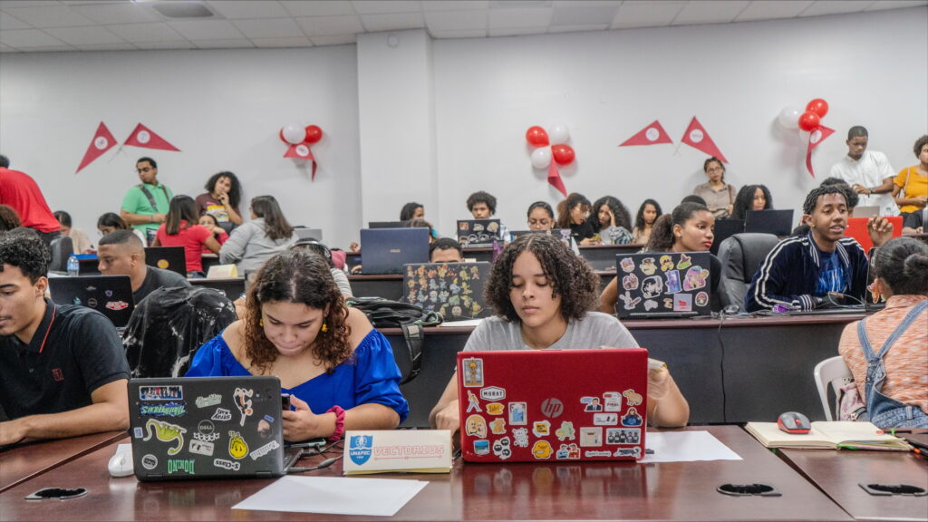 Del 18 al 22 de noviembre, el ITLA será el epicentro de la Semana Global de Emprendimiento y Desafine Creativo 2024, donde jóvenes talentos, expertos en tecnología y multimedia, y emprendedores se reunirán para compartir conocimientos y fomentar la innovación, con actividades como conferencias, talleres y competencias.