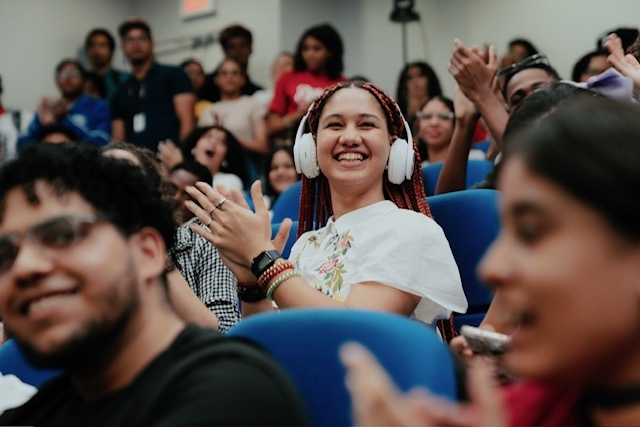 El Desafío Creativo 2024 del ITLA destacó la innovación y creatividad de los estudiantes en múltiples competencias, como el Proyecto 24 y la Mini Competencia de Videojuegos. Los estudiantes mostraron sus habilidades en áreas como diseño, animación y tecnología, con proyectos enfocados en la inclusión y la mejora de la vida diaria.