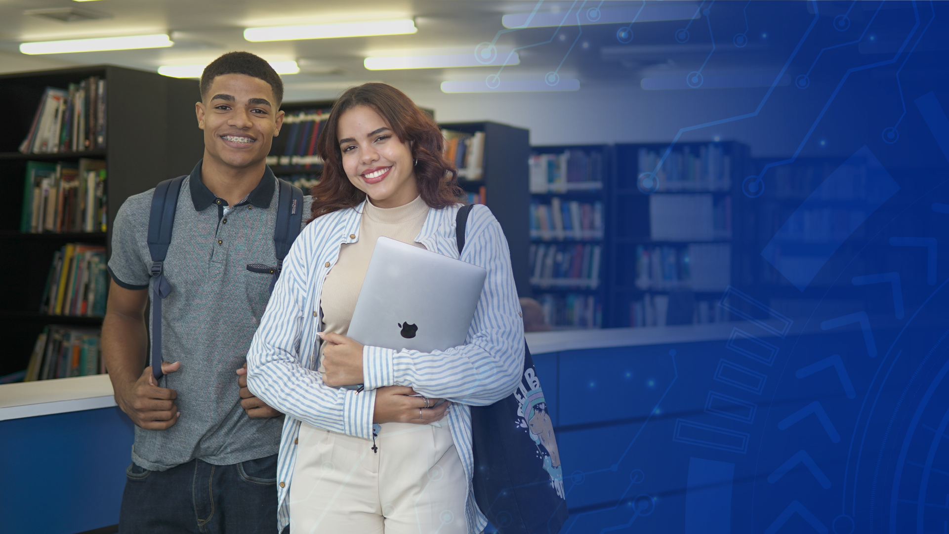 Estudiantes psando en la biblioteca ITLA