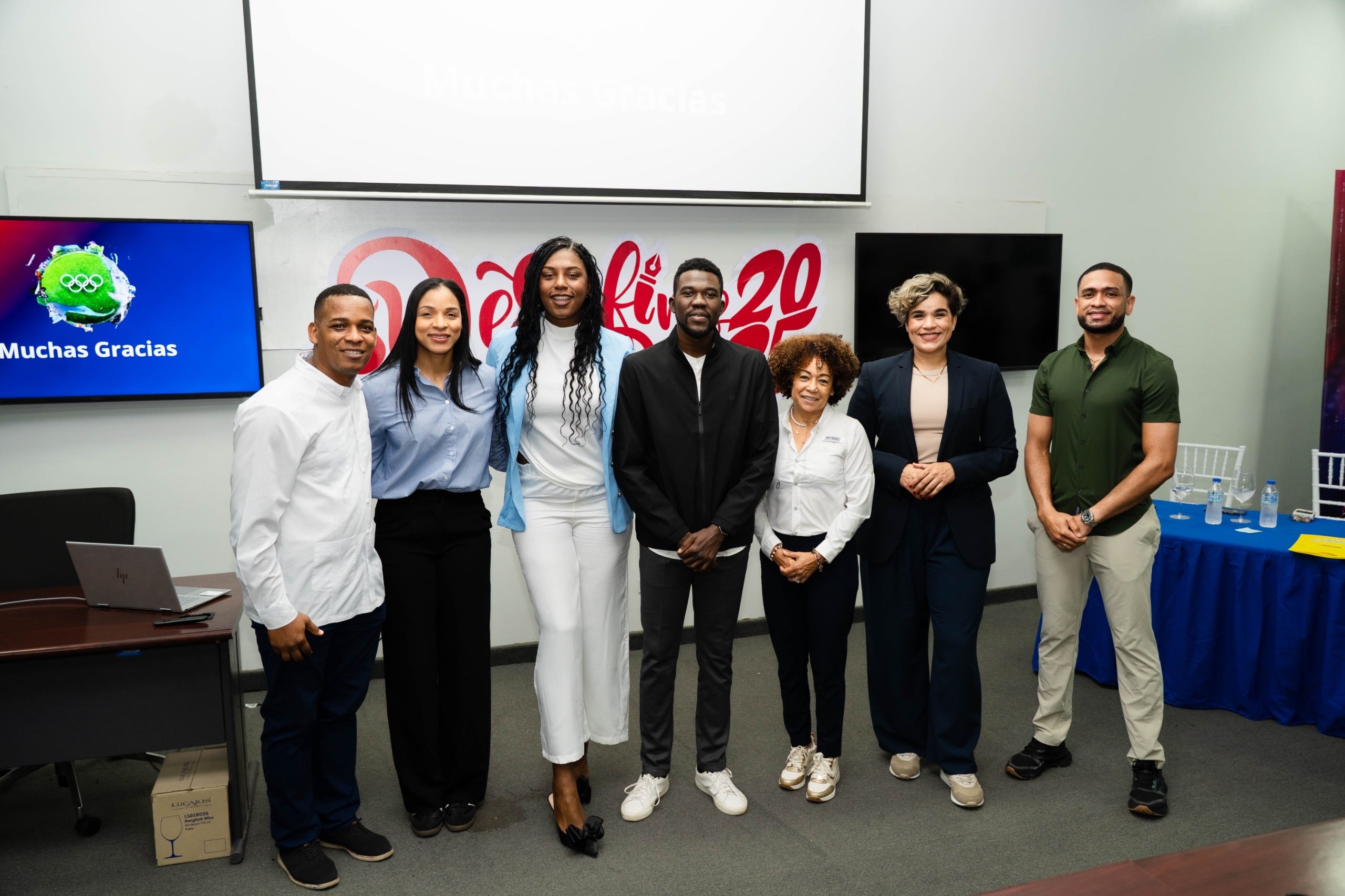 Atletas olímpicos imparten charla “Activa tu Espíritu Olímpico” a estudiantes del ITLA