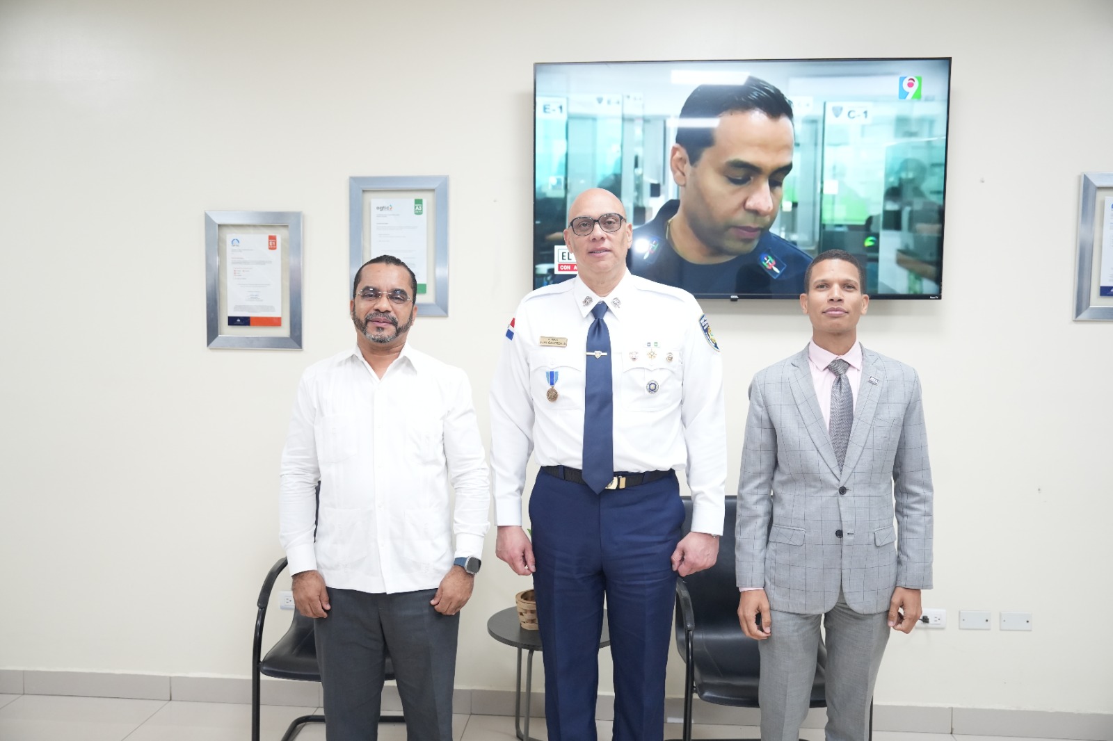 TLA fortalece la cooperación tecnológica con la Policía Nacional en beneficio de sus estudiantes