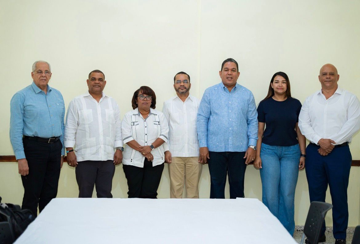 Barahona se prepara para la transformación tecnológica: en mesa de trabajo autoridades impulsan llegada del ITLA con 500 becas para jóvenes del Sur