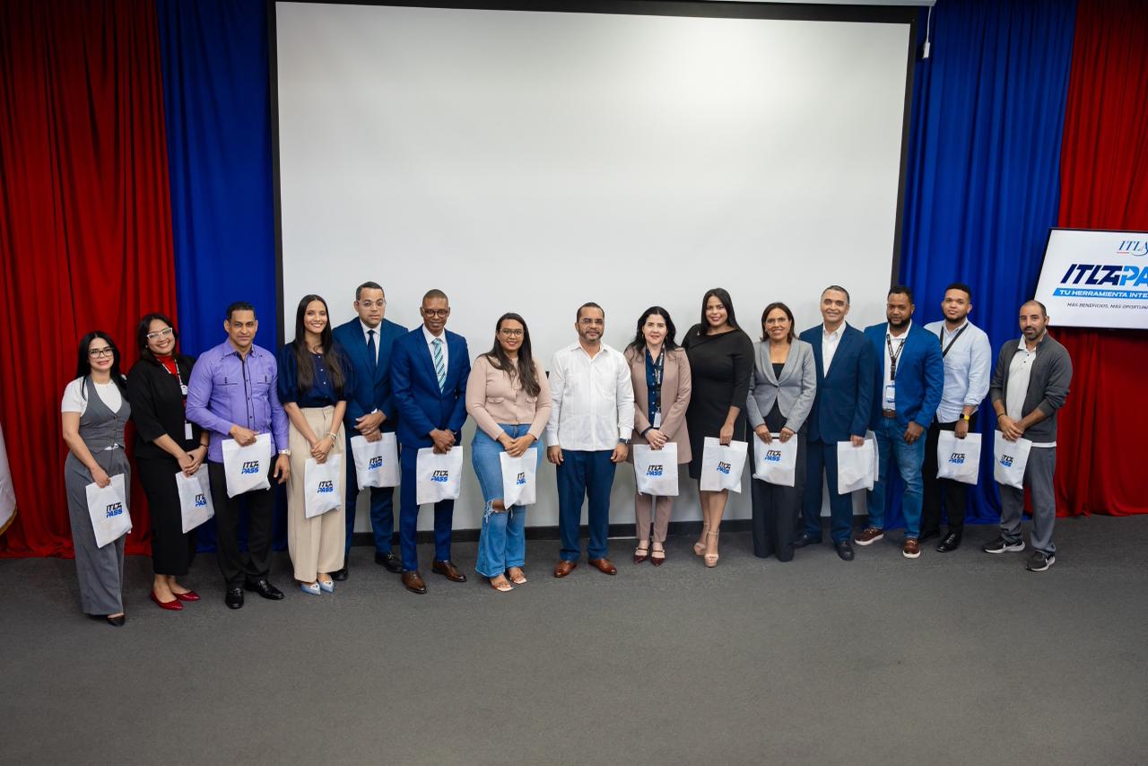 Rector jimy rosario posa junto a los aliados de ITLA PASS 