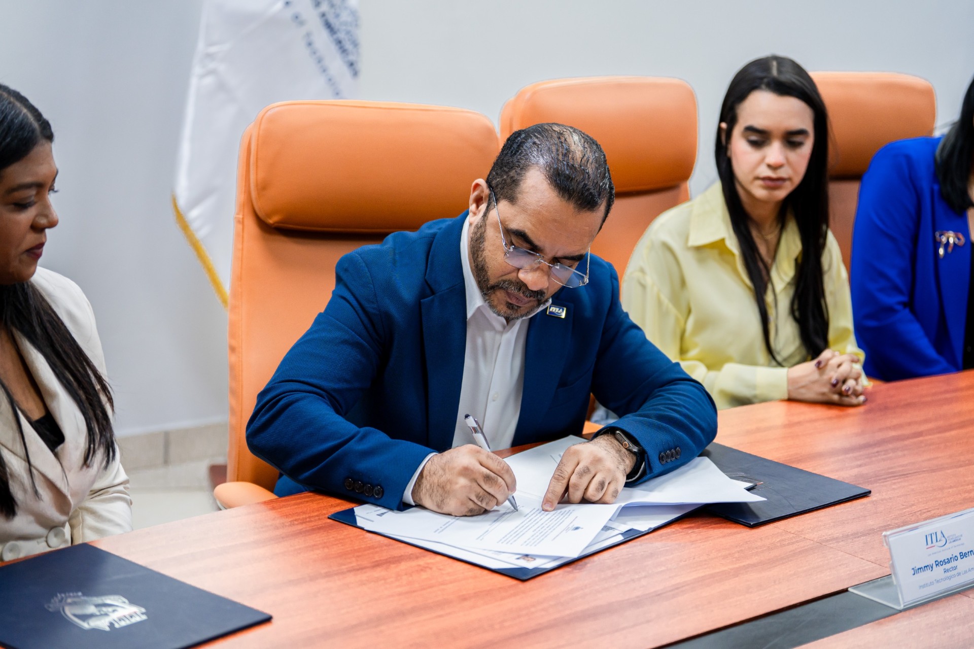 El rector firma acuerdo de compromiso con la transparencia y la etica intitucional
