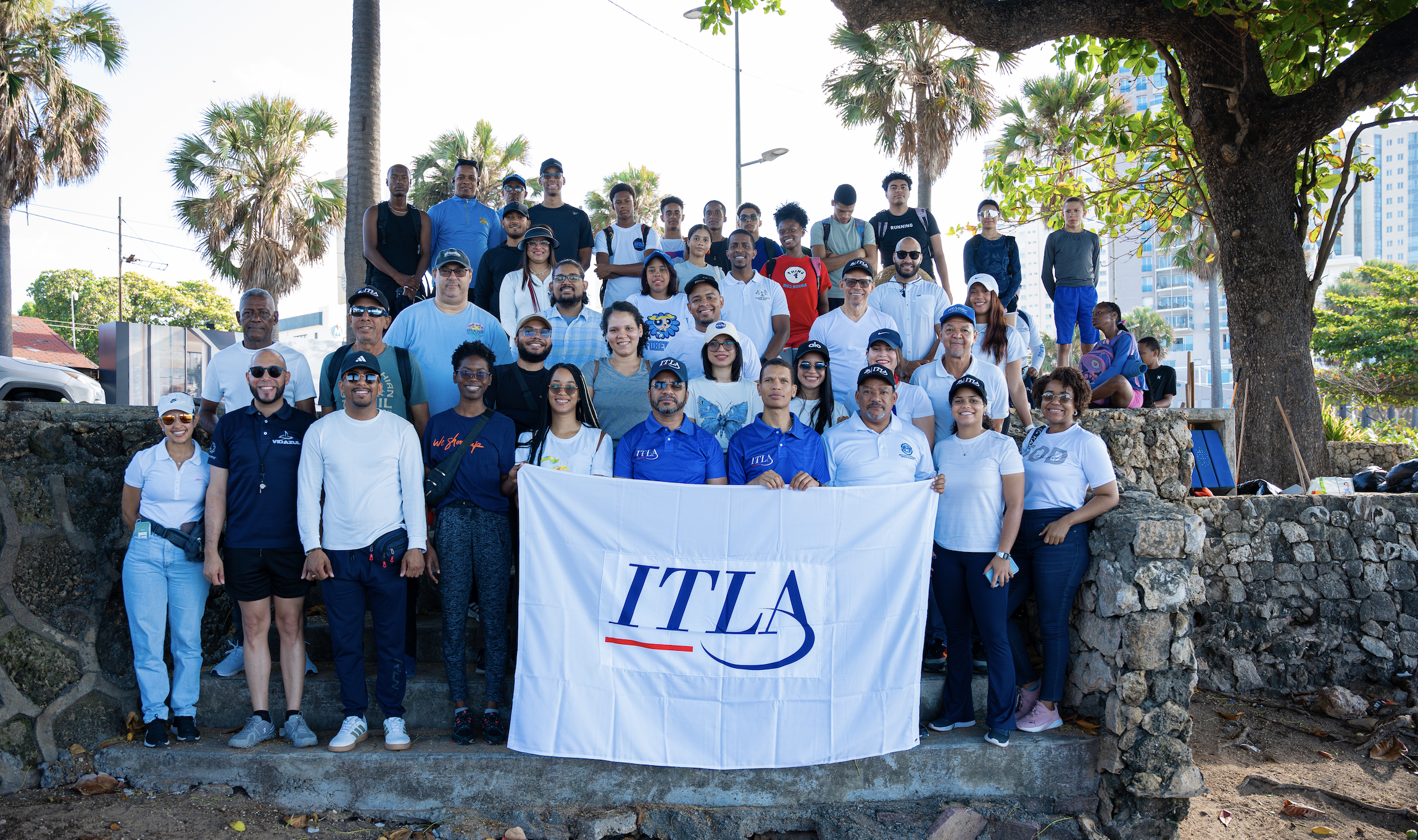 ITLA fortalece su compromiso con el medioambiente con jornada de limpieza en Playa Pescadores